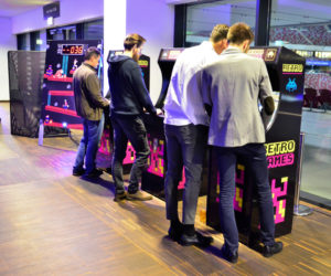 automaty retro arcade z grami kosmicznymi wynajem
