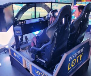 symulator lotniczy dla dwóch osób w goglach vr